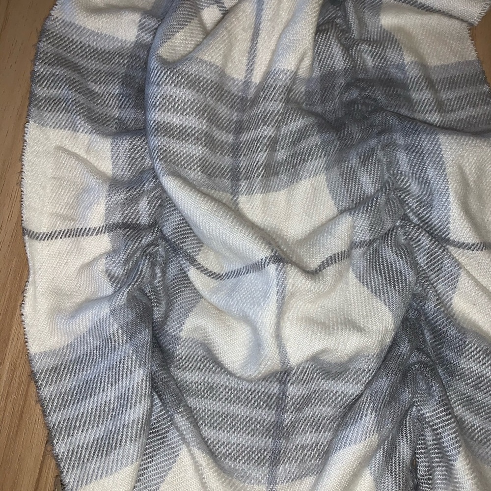 L.E.I Plaid Rouched Scarf - Picture 4 of 4